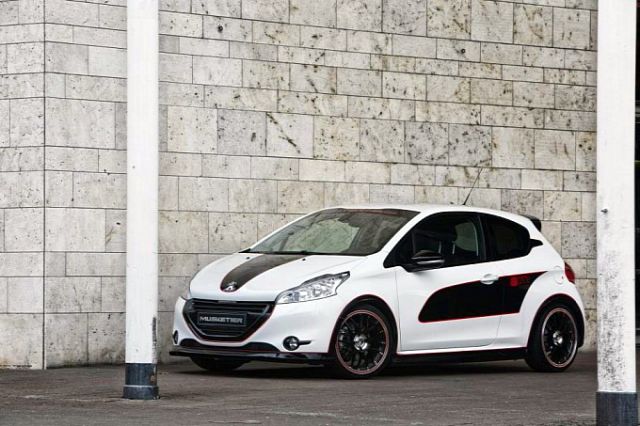 Peugeot 208 Musketier yan etek ve profil görünümü
