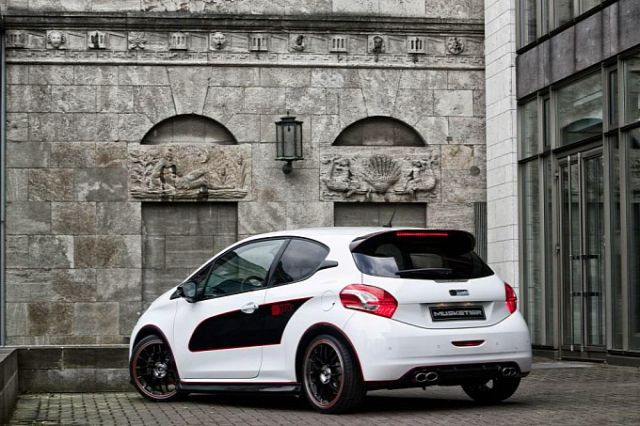 Peugeot 208 Musketier siyah alaşım jant yakından görünüm