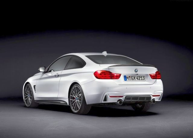 BMW 4 Serisi Coupe M Performance beyaz ve siyah gövde ayrıntıları