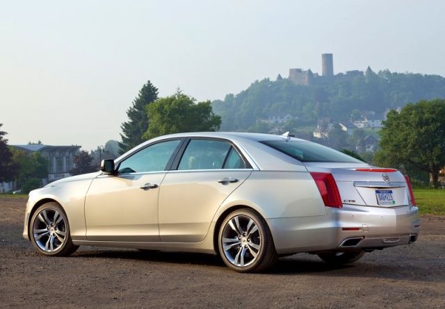 Cadillac CTS arka tasarım ve dikey stop lambaları