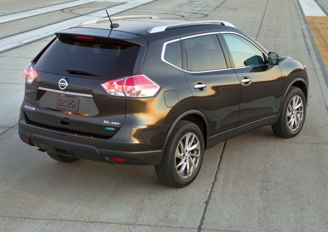 Nissan Rogue arka görünüm