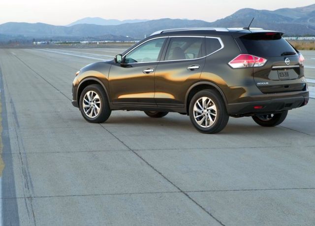 Nissan Rogue arka çapraz görünüm