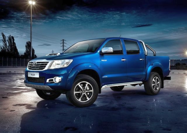 2014 Toyota Hilux Invincible önden üç çeyrek görünüm