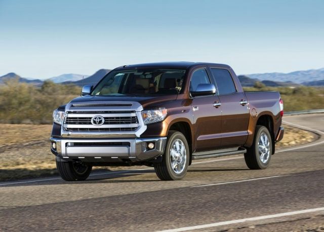 Toyota Tundra ön üç çeyrek görünüm