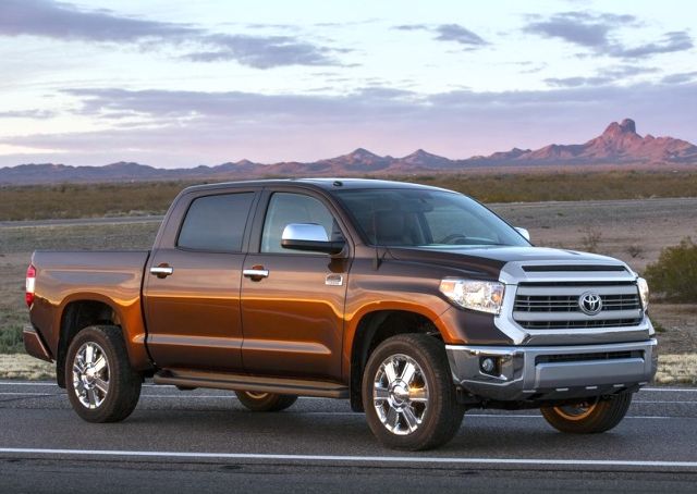 Toyota Tundra yandan ön görünüm