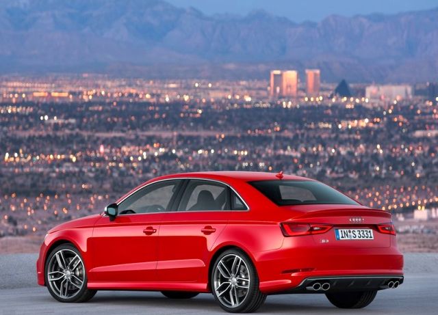 S3 Sedan kırmızı gövde yan açı