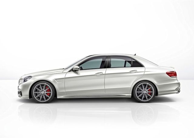 Mercedes-Benz E 63 AMG beyaz sedan yan görünümü