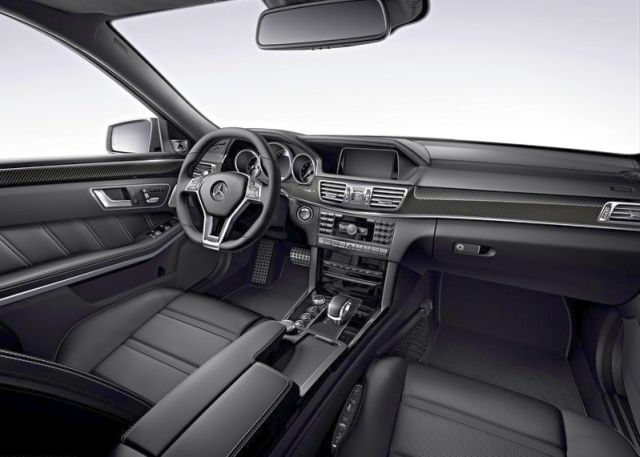Mercedes-Benz E 63 AMG kabini ve gösterge paneli