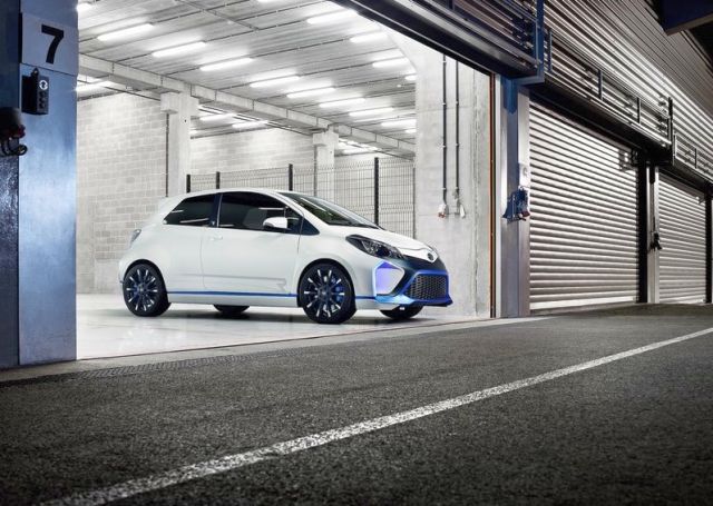 Toyota Yaris Hybrid-R önden üç çeyrek görünüm