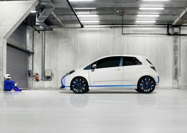 Toyota Yaris Hybrid-R beyaz gövde yan görünüm
