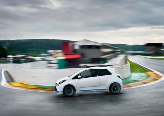 Toyota Yaris Hybrid-R beyaz gövde detay görünümü