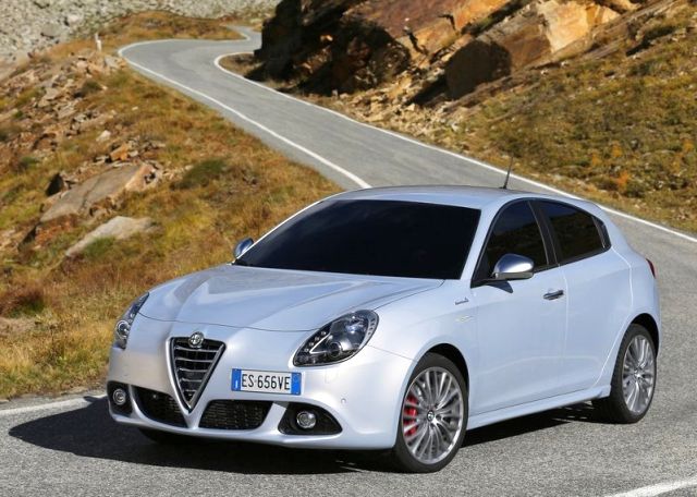 2014 Alfa Romeo Giulietta ön görünümü
