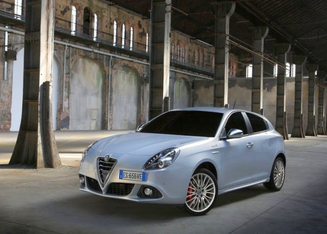 Alfa Romeo Giulietta önden üç çeyrek görünüm