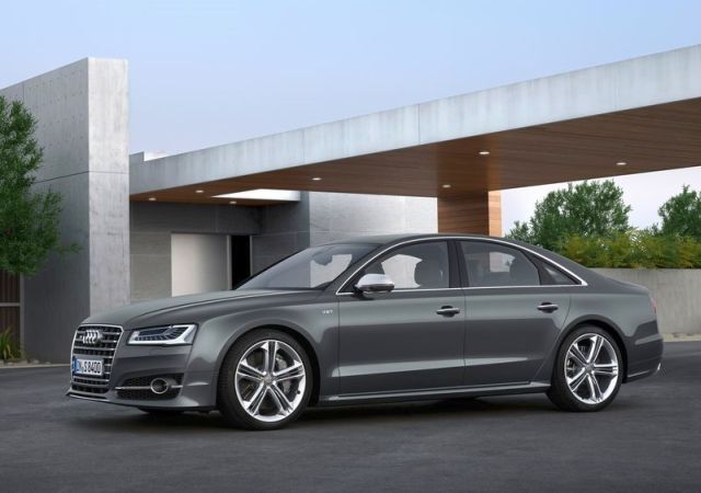 2014 Audi S8 önden üç çeyrek görünüm