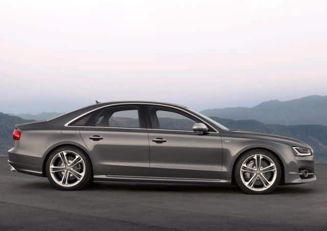 Audi S8 yandan görünüm ve S tasarımlı jantlar