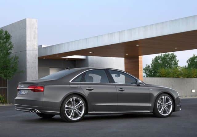 Audi S8 yan profil ve uzun sedan gövdesi