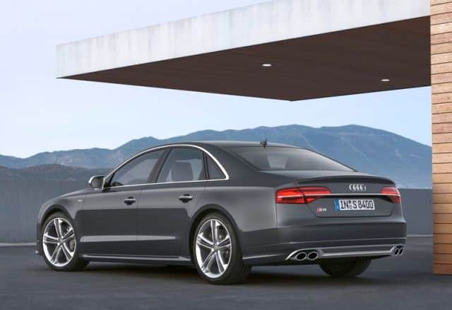 Audi S8 arka görünüm ve dört egzoz çıkışı