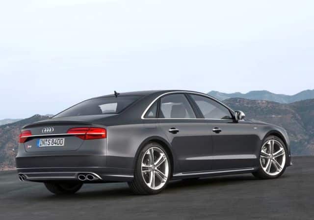 Audi S8 arka üç çeyrek görünüm ve LED stoplar