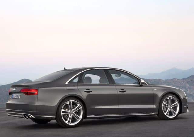 Audi S8 arka görünüm ve sedan gövde çizgileri