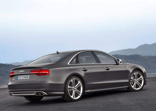 Audi S8 arkadan üç çeyrek görünüm
