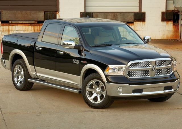2014 Ram 1500 önden üç çeyrek pick-up görünümü