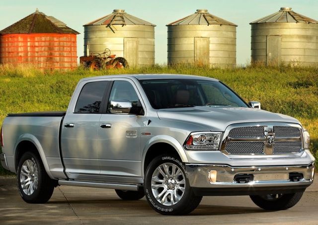 Ram 1500 yan ön görünüm ve geniş kabin yapısı