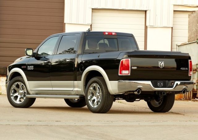 Ram 1500 arka üç çeyrek görünüm ve yük kasası