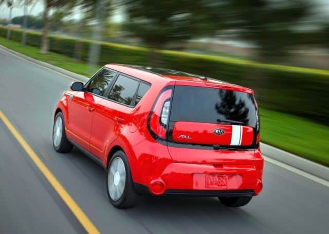 Kia Soul kırmızı gövde arka üç çeyrek görünüm