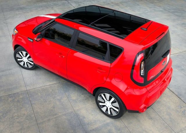 Kia Soul kırmızı gövde üstten görünüm