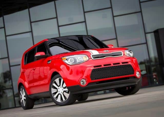 Kırmızı Kia Soul ön üç çeyrek görünüm