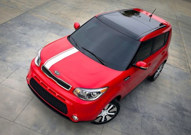 Kia Soul kırmızı gövde yan ön görünüm