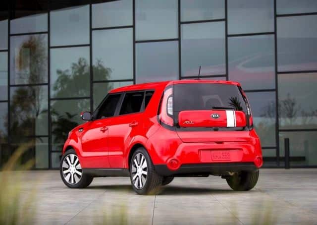 Kia Soul kırmızı gövde arka görünüm