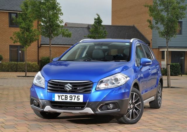 Mavi Suzuki S-Cross ön üç çeyrek görünümü
