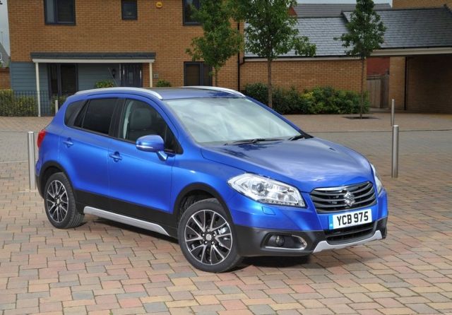 Suzuki SX4 S-Cross beyaz gövde ön üç çeyrek görünümü