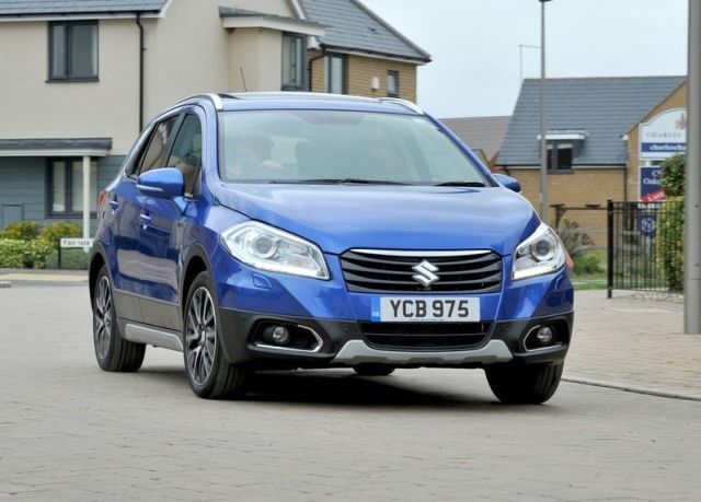 Beyaz Suzuki S-Cross ön sağ açı