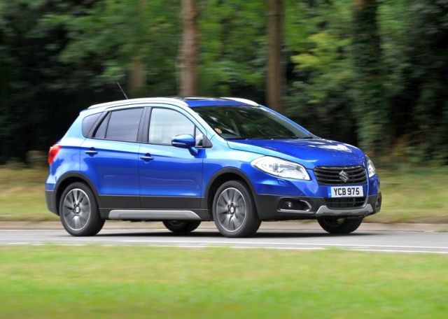 Beyaz Suzuki S-Cross yükseltilmiş ön görünüm