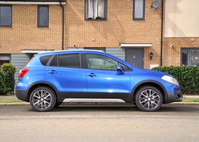 Beyaz Suzuki S-Cross sağ yan profil