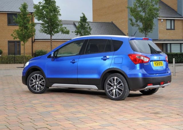 Beyaz Suzuki S-Cross arka sağ açı