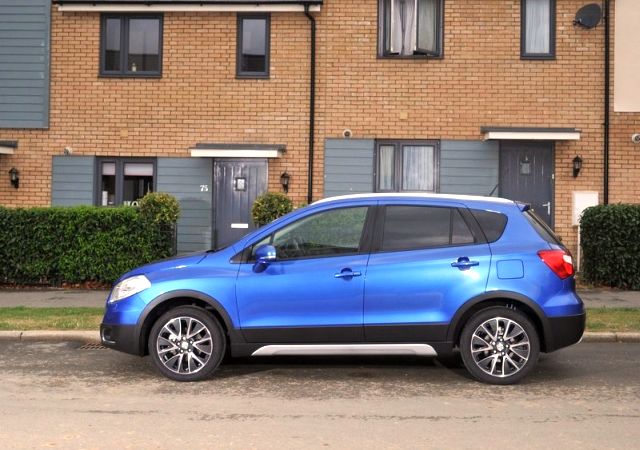 Mavi Suzuki S-Cross yan profil