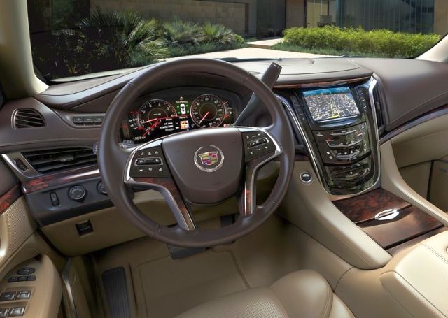 Cadillac Escalade gösterge paneli ve orta konsol