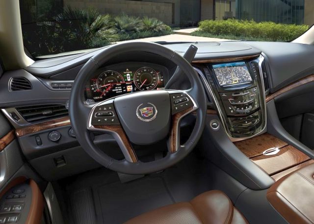 Cadillac Escalade direksiyon ve dijital göstergeler