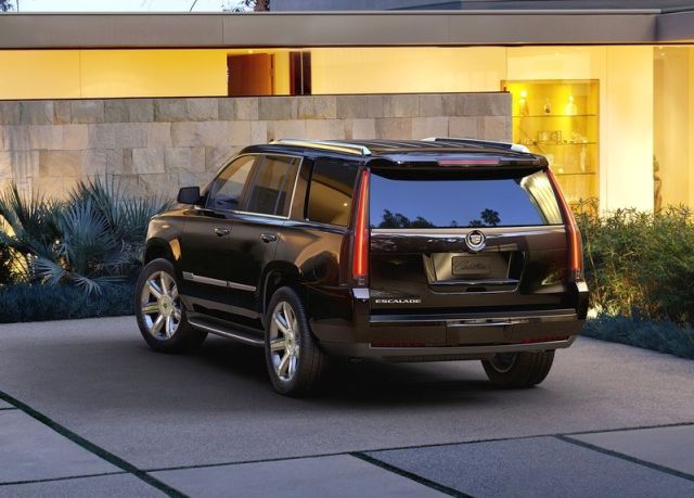 Cadillac Escalade arkadan görünüm