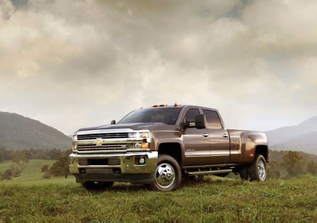 Chevrolet Silverado 3500HD LTZ yan ön görünümü