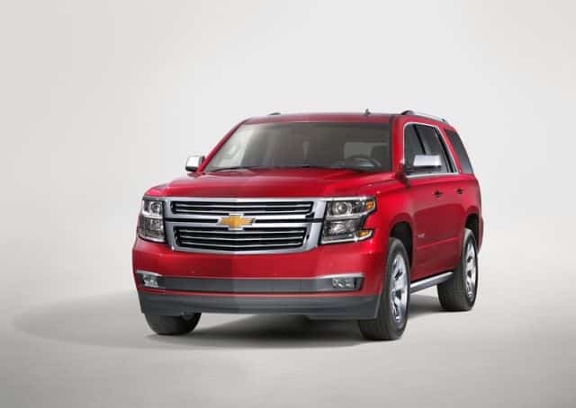 2015 Chevrolet Tahoe kırmızı gövde ön üç çeyrek görünümü