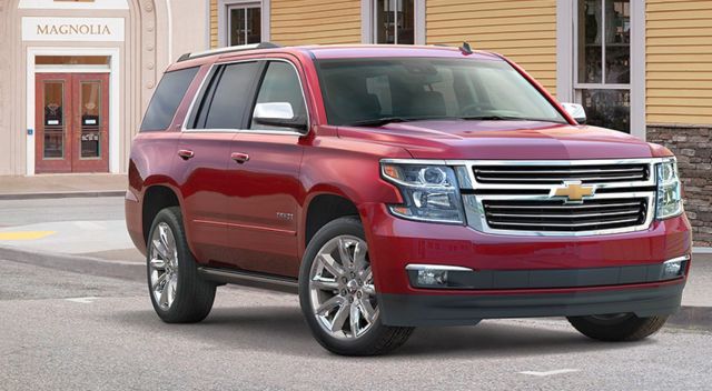 Kırmızı Chevrolet Tahoe şehir içinde ön üç çeyrek görünüm