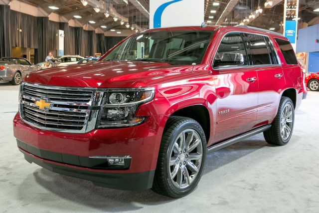 Chevrolet Tahoe fuar alanında ön ve yan görünüm