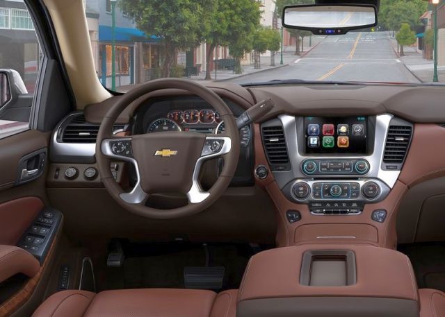 Chevrolet Tahoe kahverengi kokpit ve orta konsol
