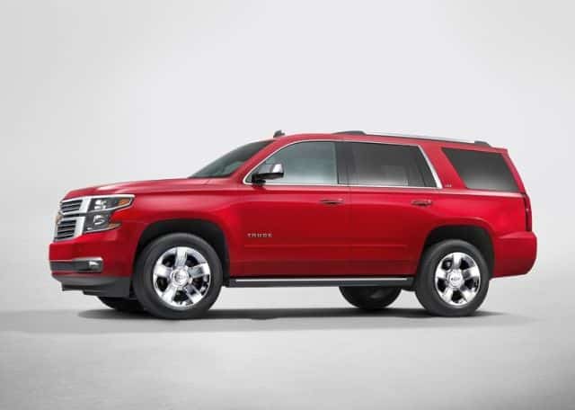Kırmızı Chevrolet Tahoe tam yan profil