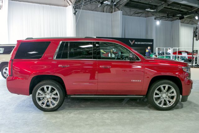 Chevrolet Tahoe kırmızı gövde yan üç çeyrek görünüm