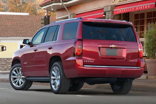 Kırmızı Chevrolet Tahoe arka üç çeyrek görünüm